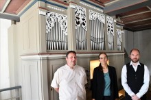Orgelbauer Dirk Schönefeld, Julia Lucas und Kantor Andreas Förster (v. l. n. r.)