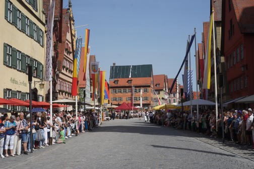 Tausende säumten die prachtvoll geschmückten Straßen